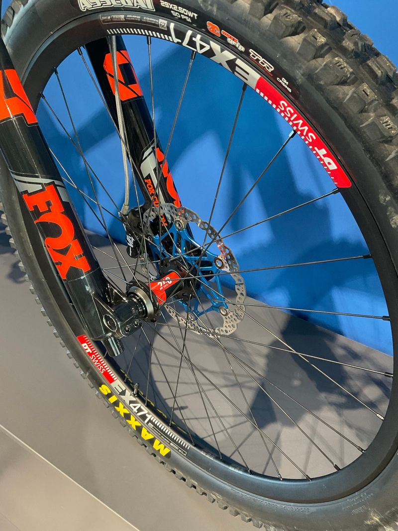 Used Giant Glory Advanced Legend's Edition 2024 Mountainbike, Red — image 5 of 7