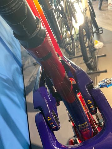 Used Giant Glory Advanced Legend's Edition 2024 Mountainbike, Red — image 7 of 7