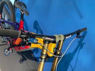 Used Giant Glory Advanced Legend's Edition 2024 Mountainbike, Red — image 6 of 7