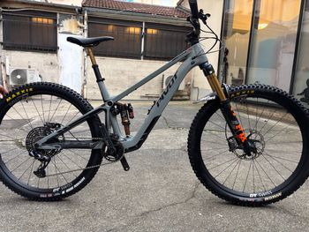 Used Pivot Shuttle SL Pro X01 2023 Mountainbike, Hellgrau — image 1 of 6