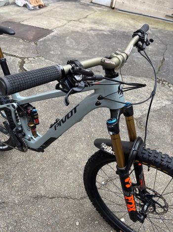 Used Pivot Shuttle SL Pro X01 2023 Mountainbike, Hellgrau — image 2 of 6