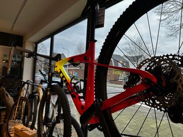 Trek Supercaliber 9.8 XT Gen 1 2022 2022 Mountainbike usato, Arancione — immagine 2 di 3