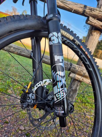 Used Specialized Women's Stumpjumper Comp Carbon 27.5—Mixtape LTD 2019 2019 Mountainbike, Purple, 27.5 — image 3 of 6