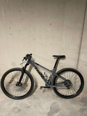 Used Trek X-Caliber 9 2019 2019 Mountainbike, Light Gray, 27.5, 29 — image 2 of 9