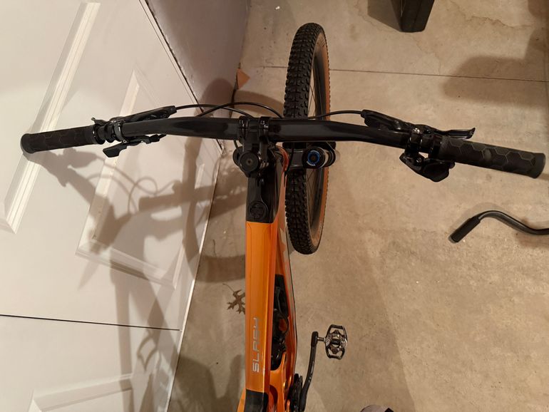 Used Trek Slash 9.8 GX 2022 Mountainbike, Orange — image 10 of 10