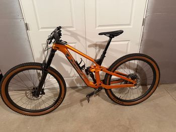 Used Trek Slash 9.8 GX 2022 Mountainbike, Orange — image 5 of 10