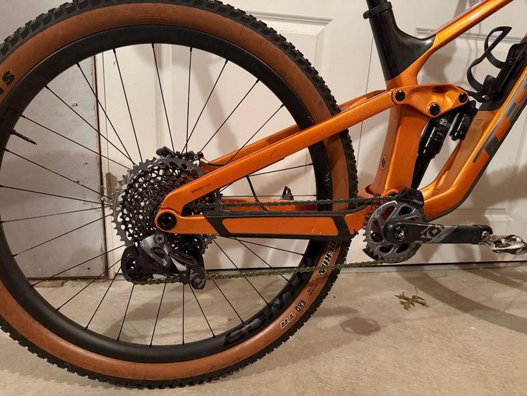Used Trek Slash 9.8 GX 2022 Mountainbike, Orange — image 3 of 10