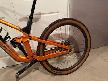 Used Trek Slash 9.8 GX 2022 Mountainbike, Orange — image 8 of 10