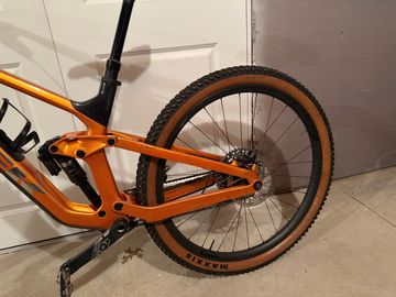 Used Trek Slash 9.8 GX 2022 Mountainbike, Orange — image 8 of 10
