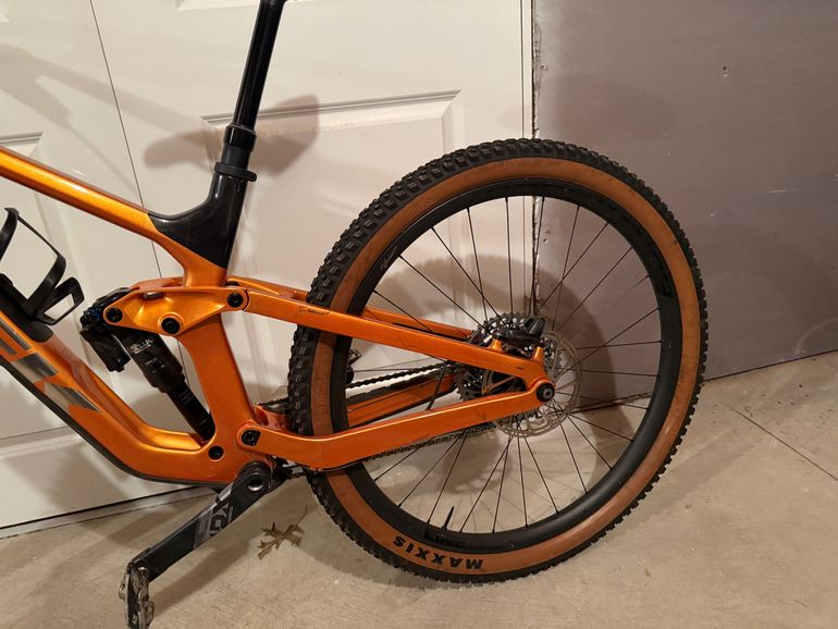 Used Trek Slash 9.8 GX 2022 Mountainbike, Orange — image 8 of 10