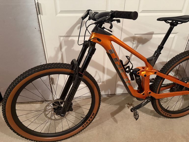 Used Trek Slash 9.8 GX 2022 Mountainbike, Orange — image 7 of 10