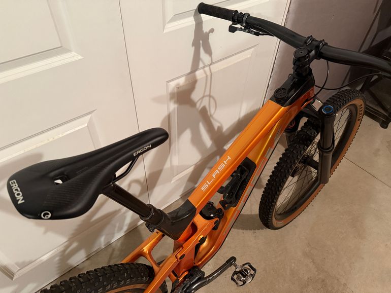 Used Trek Slash 9.8 GX 2022 Mountainbike, Orange — image 4 of 10