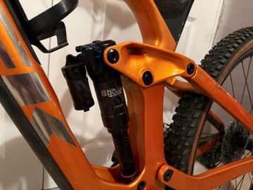Used Trek Slash 9.8 GX 2022 Mountainbike, Orange — image 6 of 10
