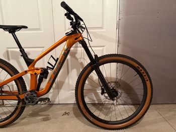 Used Trek Slash 9.8 GX 2022 Mountainbike, Orange — image 2 of 10