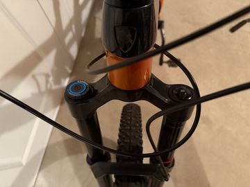 Used Trek Slash 9.8 GX 2022 Mountainbike, Orange — image 9 of 10