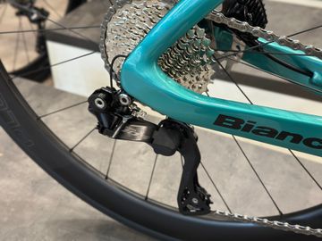 Used Bianchi Oltre Comp 105 Di2 2025 Road & Gravel, Blue — image 5 of 7