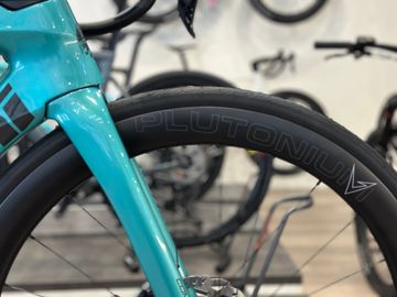 Used Bianchi Oltre Comp 105 Di2 2025 Road & Gravel, Blue — image 2 of 7