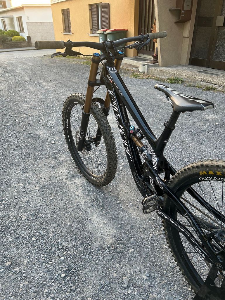 Used Pivot PHOENIX 29 Pro Saint w/ Carbon Wheels 2024 2024 Mountainbike, Black, 29 — image 2 of 5