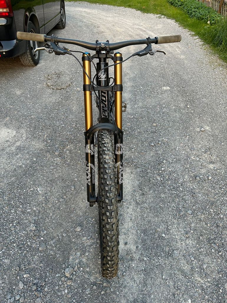 Used Pivot PHOENIX 29 Pro Saint w/ Carbon Wheels 2024 2024 Mountainbike, Black, 29 — image 3 of 5