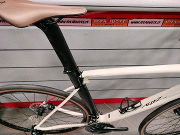 Used Specialized Allez Sprint LTD 2018 Road & Gravel, White — image 5 of 7