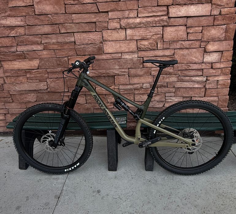 Used Rocky Mountain Altitude Alloy 30 2022 2022 Mountainbike, Green, 27.5, 29 — image 2 of 11