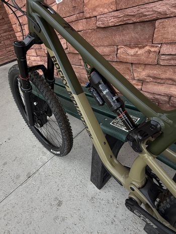 Used Rocky Mountain Altitude Alloy 30 2022 2022 Mountainbike, Green, 27.5, 29 — image 9 of 11