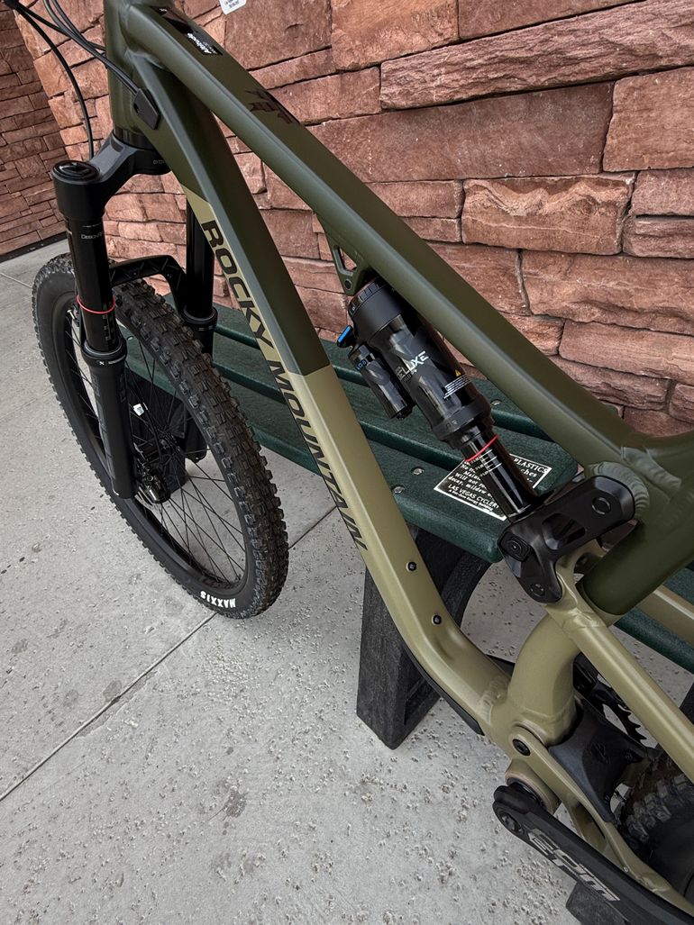 Used Rocky Mountain Altitude Alloy 30 2022 2022 Mountainbike, Green, 27.5, 29 — image 9 of 11