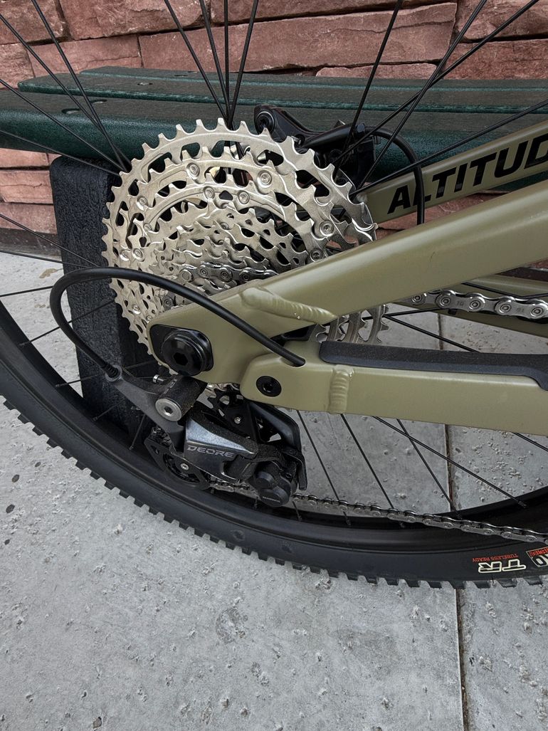 Used Rocky Mountain Altitude Alloy 30 2022 2022 Mountainbike, Green, 27.5, 29 — image 3 of 11