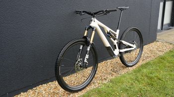 Used Specialized Stumpjumper EVO Pro 2022 Mountainbike, White — image 3 of 21