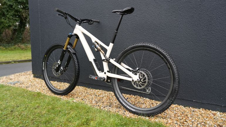 Used Specialized Stumpjumper EVO Pro 2022 Mountainbike, White — image 9 of 21