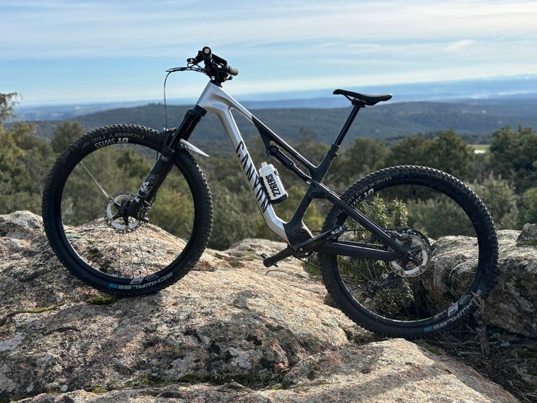 Używany Canyon Neuron CF 9 2023 2023 Mountainbike — zdjęcie 2 z 4