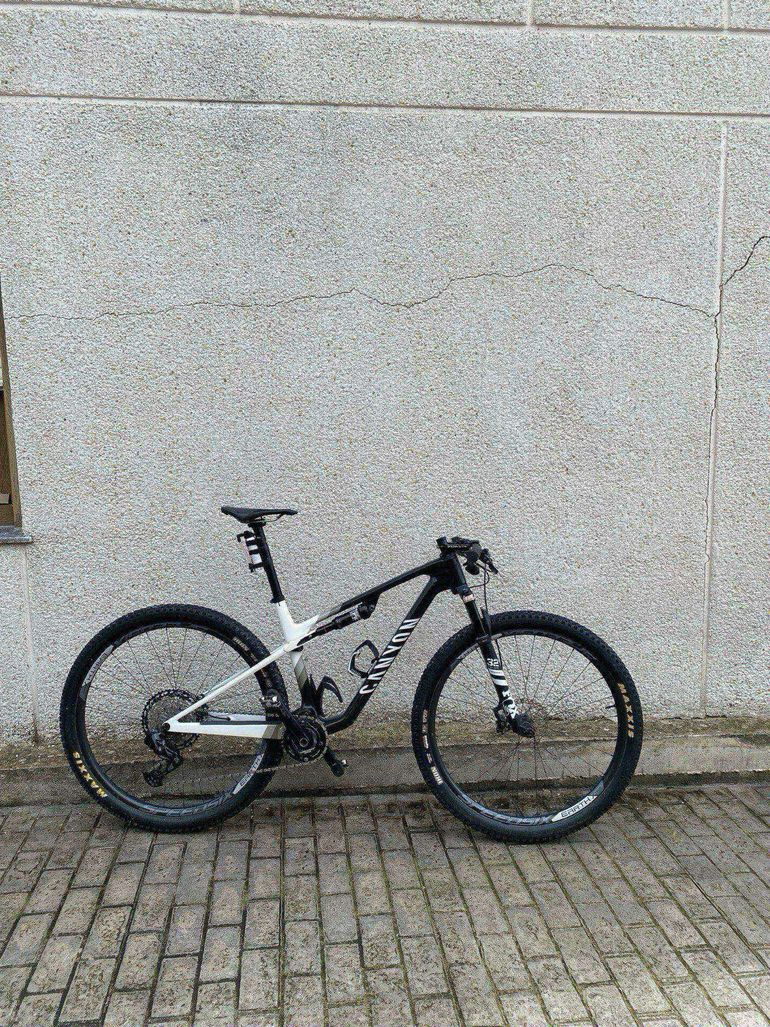 Brugt Canyon Lux World Cup CF 7 2024 2024 Mountainbike — billede 1 af 3