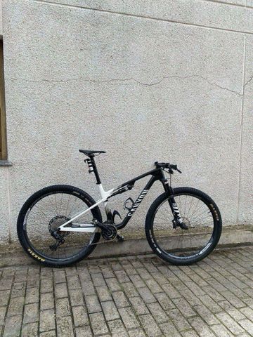 Brugt Canyon Lux World Cup CF 7 2024 2024 Mountainbike — billede 2 af 3