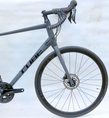 CUBE ATTAIN SLX 2023 2023 Road & Gravel usato, Grigio chiaro — immagine 3 di 16