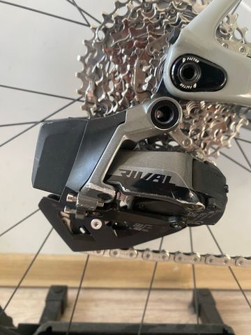 Factor O2 SRAM Rival eTap AXS 2023 2023 Road & Gravel usato, Grigio chiaro — immagine 10 di 18