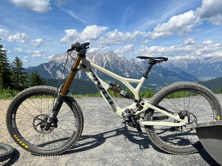 Used Pivot Pivot Phönix Carbon 2018 Mountainbike, Light Gray — image 1 of 5