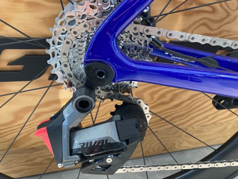 Used Giant Propel Advanced 1 2024 2024 Road & Gravel, Blue — image 3 of 8