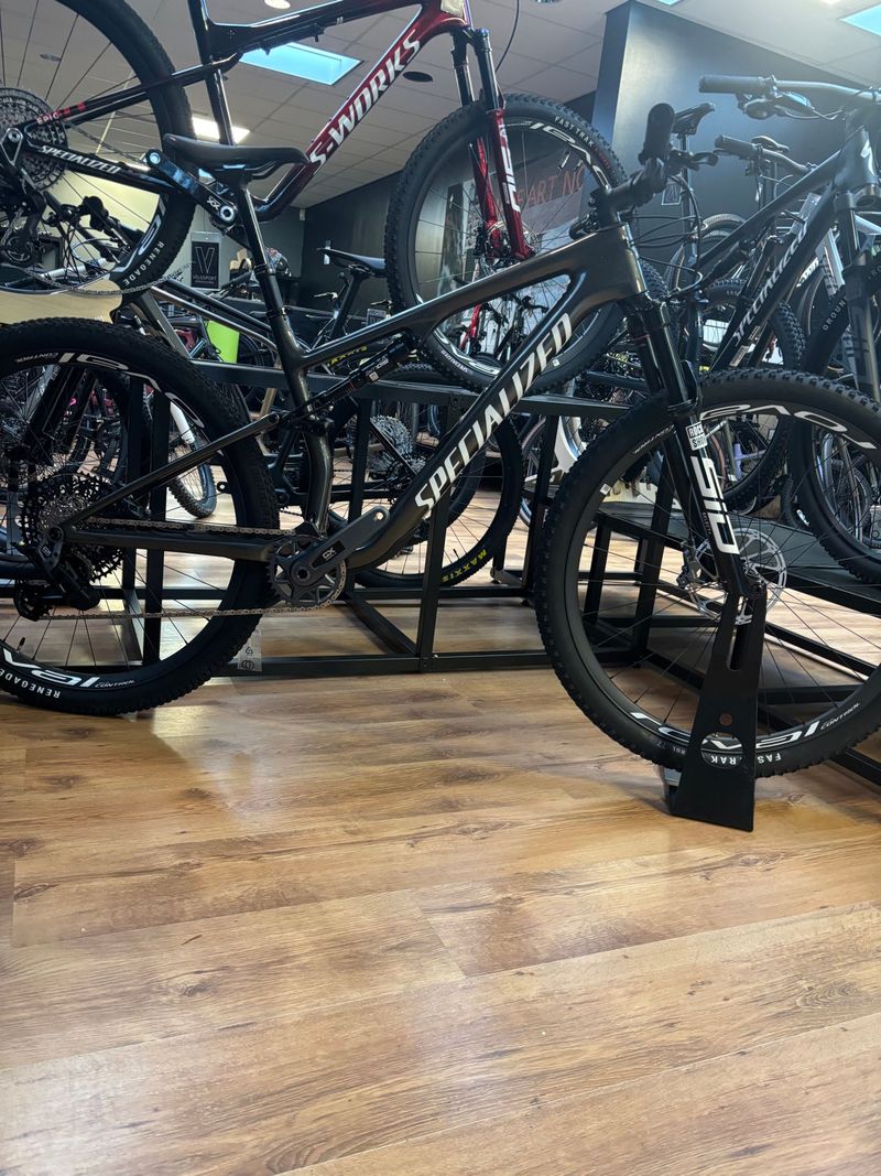 Used Specialized Epic 8 Expert 2024 2024 Mountainbike, Black, 29 — image 1 of 3