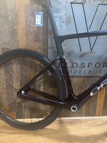 Orbea ORCA M11eLTD PWR 2023 Frameset 2023 Road & Gravel usato, Rosso — immagine 2 di 4