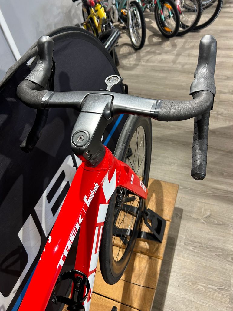 Used Trek Madone SLR 6 Gen 6 2021 2021 Road & Gravel, Red — image 6 of 10
