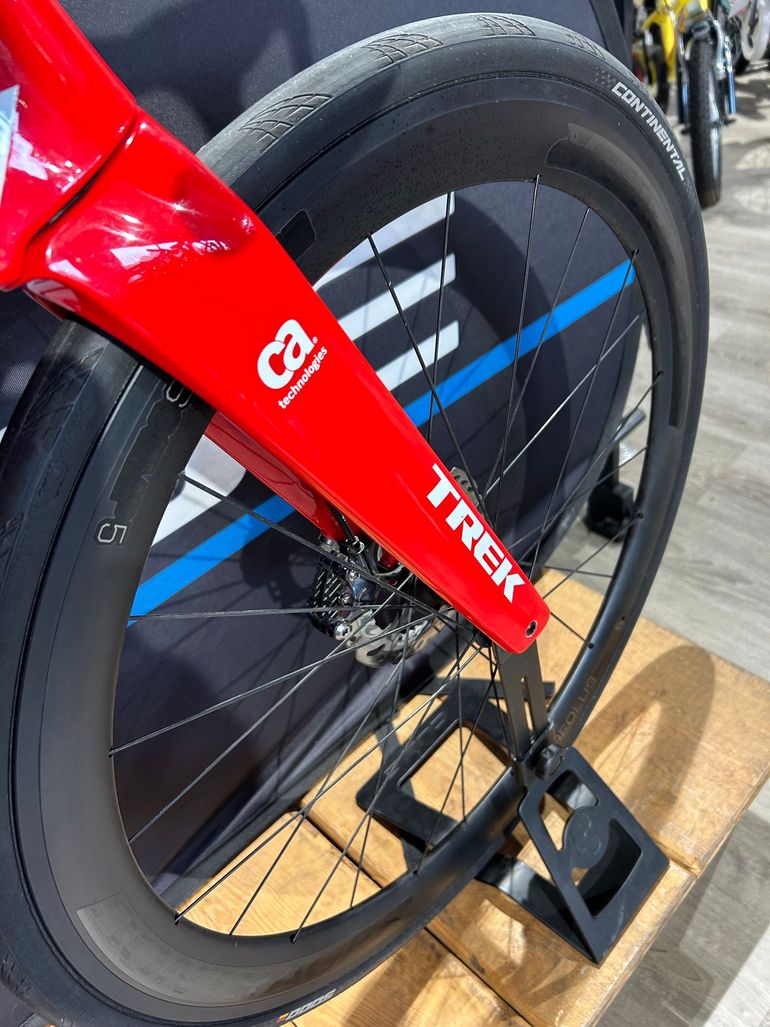 Used Trek Madone SLR 6 Gen 6 2021 2021 Road & Gravel, Red — image 5 of 10