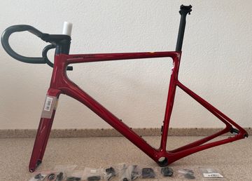 Used Cannondale SuperSix EVO Hi-MOD Disc frameset Frameset 2022 Road & Gravel, Red — image 4 of 45