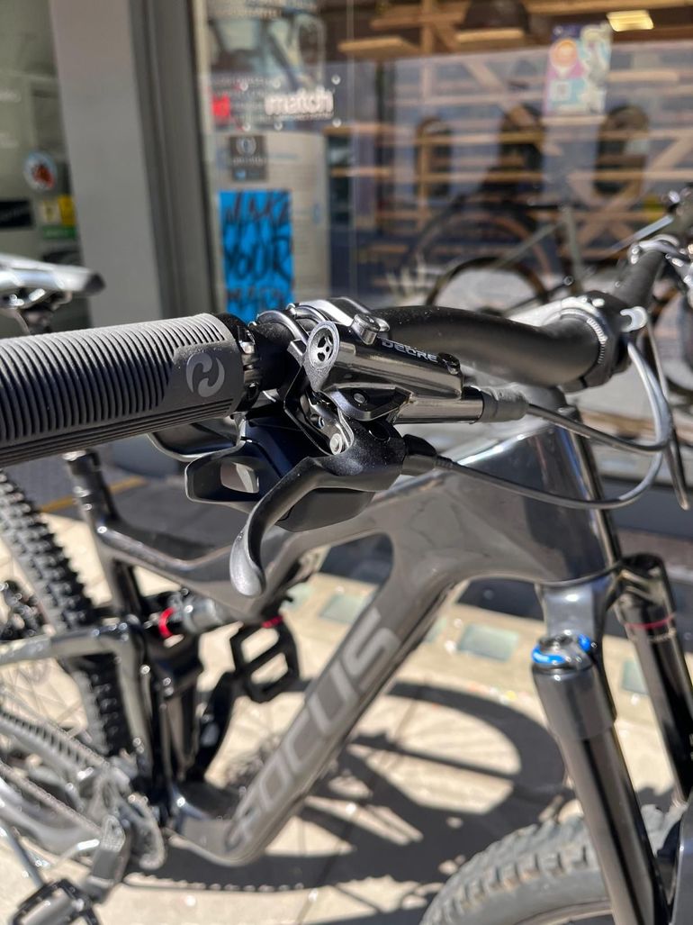 Used Focus Jam 8.8 Carbon 2024 Mountainbike, Schwarz — image 3 of 7