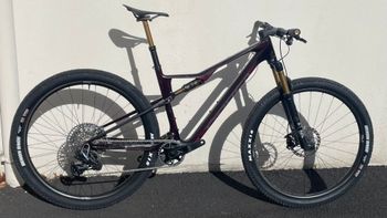 Used Orbea OIZ M-TEAM AXS 2024 2024 Mountainbike, Red, 29 — image 1 of 4