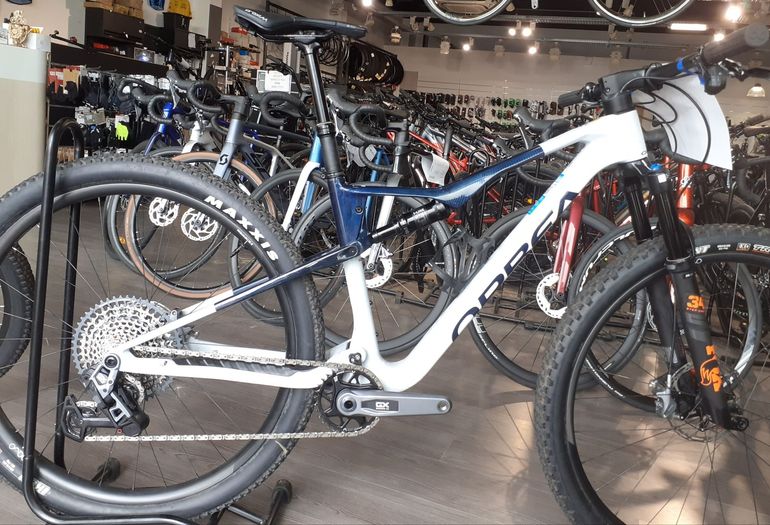 Used Orbea OIZ M11 AXS 2023 2023 Mountainbike, Hellgrau, 29 — image 2 of 3