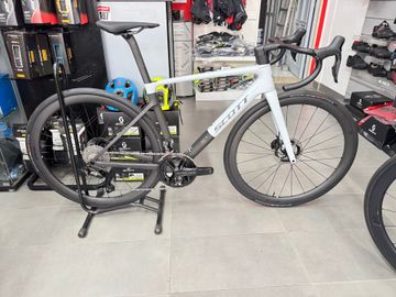 Used Scott Addict RC Pro 2024 2024 Road & Gravel, White — image 6 of 8
