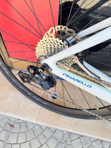 Pinarello F5 105 Di2 2023 2023 Road & Gravel usato, Bianco — immagine 2 di 4