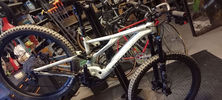 Used Specialized Turbo Levo Comp 2021 2021 Mountainbike, Blanco — image 1 of 7