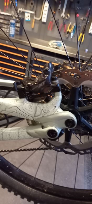 Used Specialized Turbo Levo Comp 2021 2021 Mountainbike, Blanco — image 5 of 7