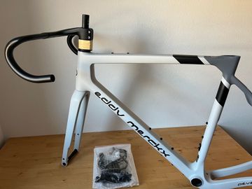 Käytetty Eddy Merckx Pevele Carbon frameset with integrated handlebar 2024 Road & Gravel